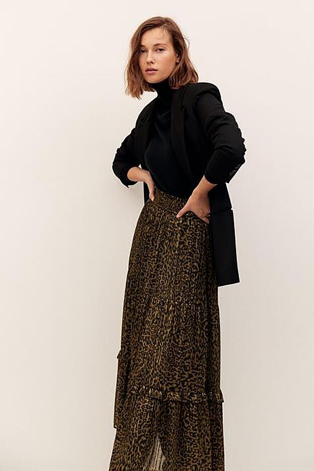 La falda tiene el tono ideal para combinar con cualquier prenda otoñal.