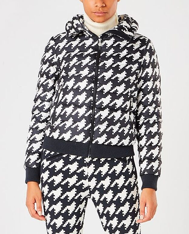 El plumas tiene a juego un pantalón con el mismo estampado.