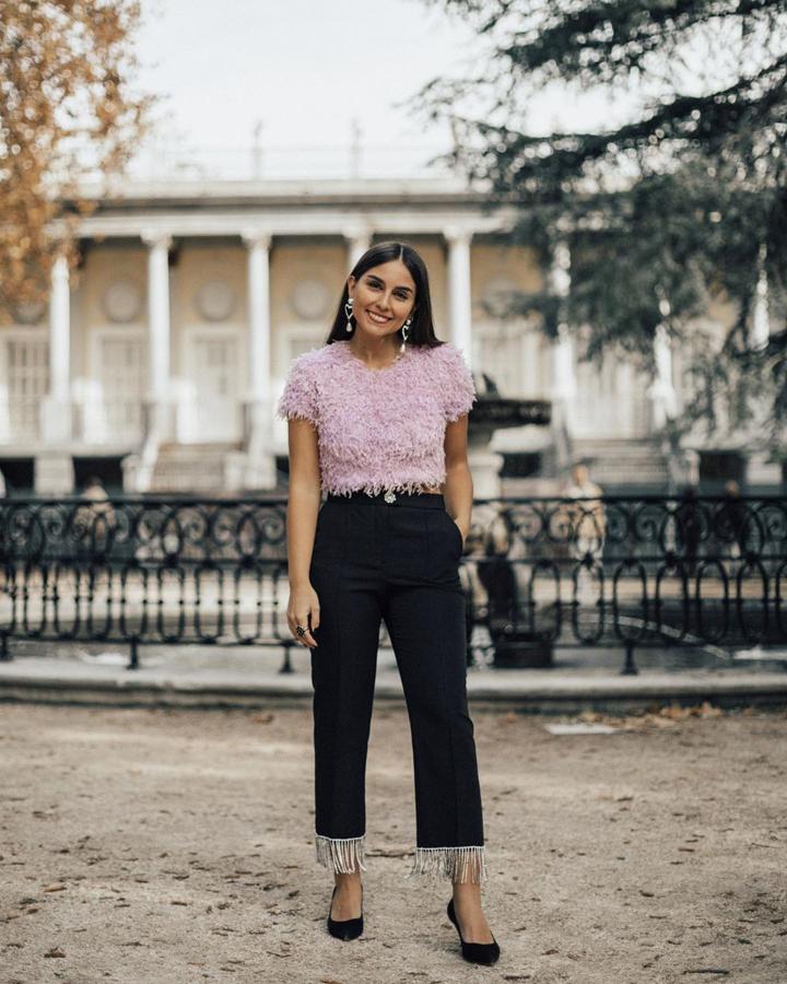 Un look menos llamativo, pero igual de sofisticado es que el propone Erea Louro. Un estilismo formado por un top de pelo rosa de Zara (19,99 euros) que combinó con un pantalón con flecos brillantes en el bajo de Uterqüe.