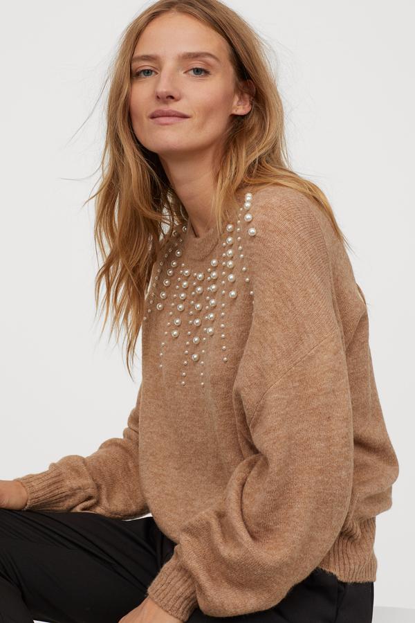 La versión en color camel del jersey con abalorios de H&M llega con perlas distribuidas con un favorecedor diseño tipo rayos de sol. Cuesta 19,99 euros. Quedan pocos artículos en cualquiera de sus cuatro tallas.