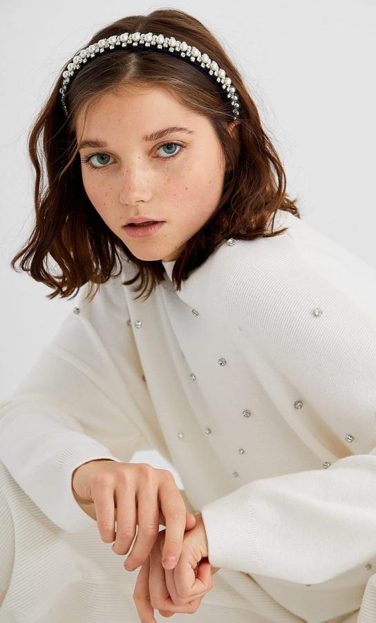 Con apliques brillantes en el frontal de la prenda, este jersey de Stradivarius cuesta 22,99 euros y también está disponible en gris marengo. La talla L de la versión en blanco se está agotando.