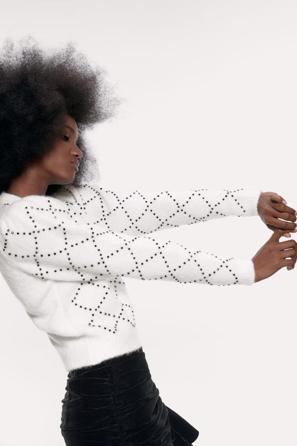 En Zara encontramos este bonito jersey blanco de cuello redondo con aplicaciones en rombo combinadas a contraste. Cuesta 39,95 euros.