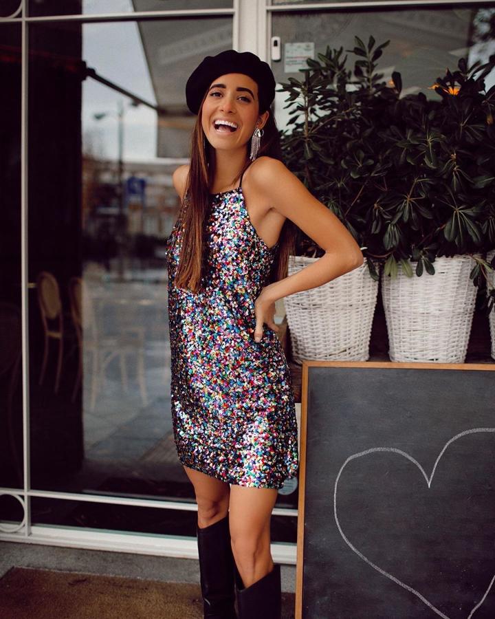 María Fernández-Rubíes combinó combinó un vestido de lentejuelas de Lefties (25,99 euros) con unas botas cowboy negras y una boina. Complementos con los que dio un toque más casual al look.