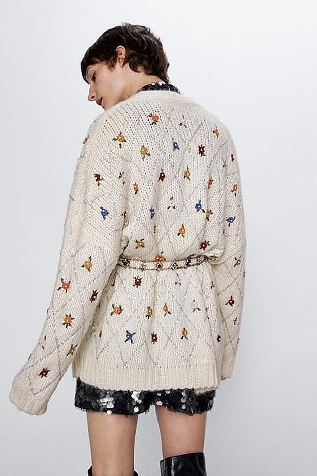 La espalda de la chaqueta bordada con flores y lentejuelas de Zara.