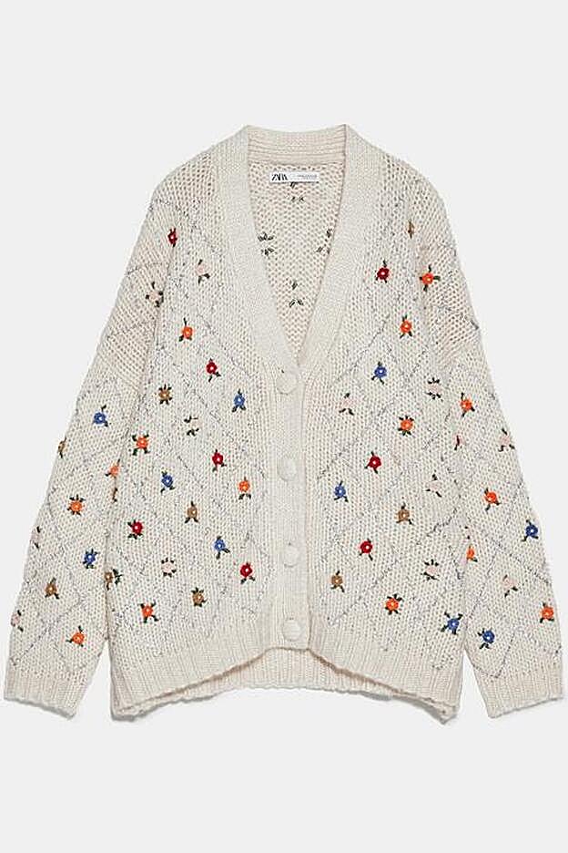 Sin el cinturón, la chaqueta de Zara tiene una silueta más bien oversize.