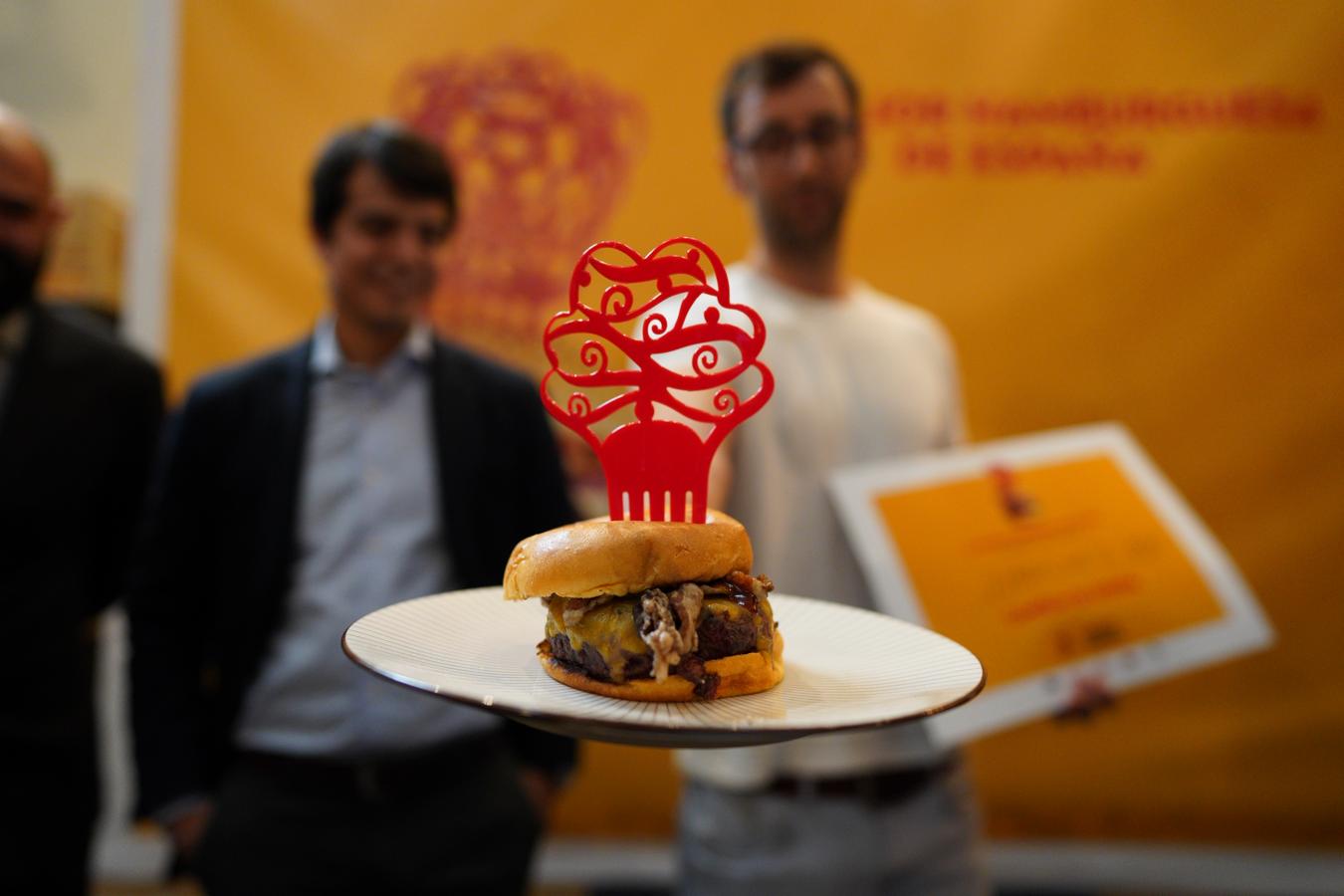 La mejor hamburguesa de España se come en el restaurante Juancho's Bbq de Madrid, donde se sirve su sabrosísima combinación de pan brioche, carne de vacuno picada por ellos mismos, queso cheddar y panceta ibérica que maduran en burbon y refresco de cola.