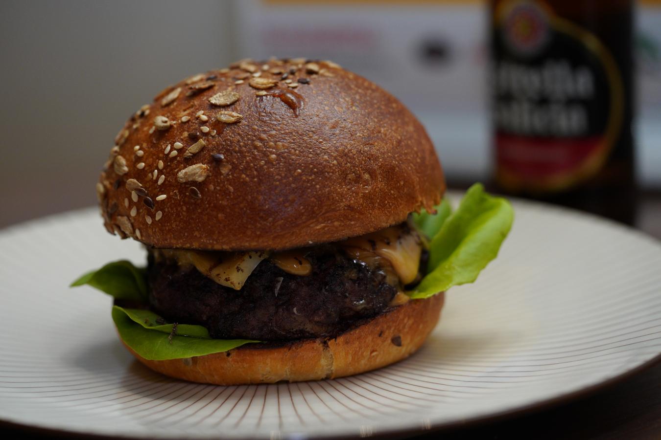 La medalla de plata en el I Campeonato de España de Hamburguesas se la lleva Atypikal, en Valladolid, por su hamburguesa de carne de angus nacional acompañada de pan brioche elaborado con grasa de angus, queso trufado y trufa, mantequilla Mirim, mayonesa de jalapeños, brotes tiernos, cebolla pochada y sal vikinga.