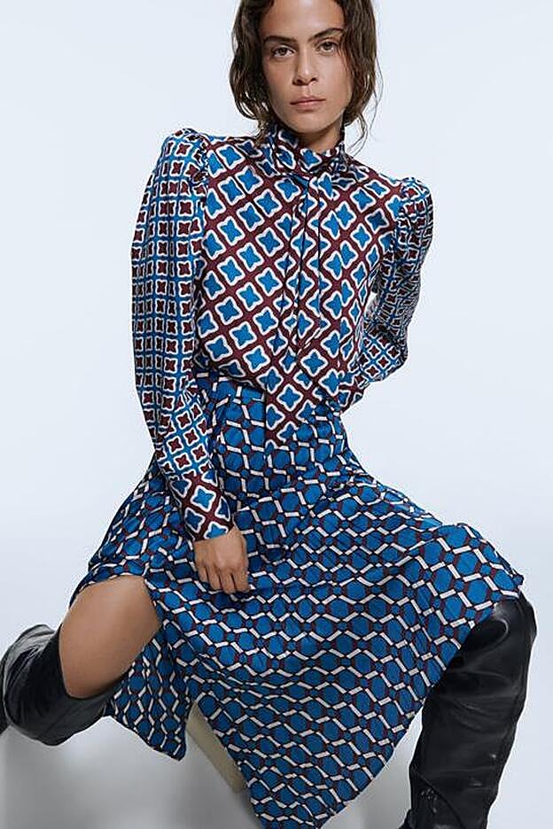 El cuerpo de Zara utiliza dos estampados diferentes, uno en las mangas y otro en el cuerpo y el lazo.