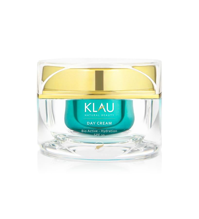 Busca una crema que, por una parte, mantenga la hidratación de la piel y, por otra, actúe de escudo frente a las inclemencias del tiempo. Esta tiene protección solar y, además, una textura ligera que penetra en las capas más profundas de la piel sin obstruir los poros.  Day Cream de Klau  (85 €).