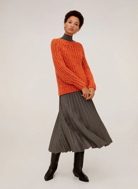 Jersey punto grueso en color naranja para escapar de lo clásico. (39,99 euros).