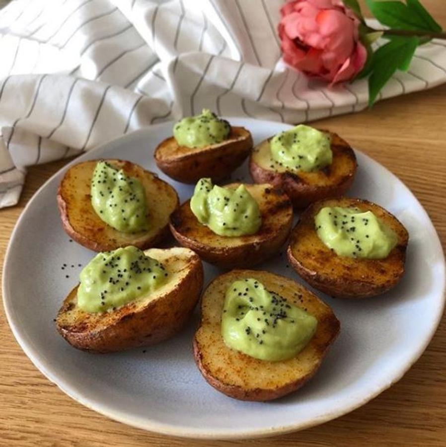 Ingredientes:-Patatas-1/2 aguacate-Un chorrito de bebida de avena (u otra bebida vegetal o leche)-1 cdta zumo limón-Ajo en polvo-Pimienta-SalPreparación:Empezamos cortando las patatas por la mitad. Las ponemos en la bandeja del horno, chorrito de AOVE (aceite de oliva virgen extra), sal, pimienta y pimentón de la vera.Hornear a 180-200°C unos 45 minutos (todo depende del horno y de las patatas).Para hacer la salsita “guachinei” trituramos medio aguacate, un chorrito de leche vegetal, cucharadita de zumo de limón, ajo en polvo, sal y pimienta. Recomendación: añadid la leche poco a poco y al final, así podréis controlar la textura.