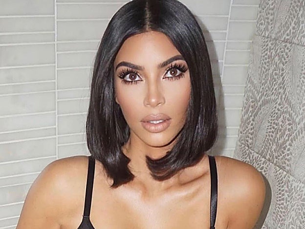 Si tienes una melena midi como la de Kim Kardashian, peinar las puntas hacia dentro es una manera rápida de darle un twist.