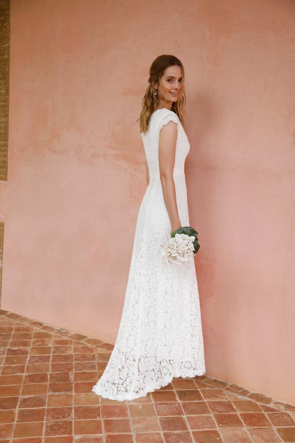 El encaje siempre es un acierto, y este vestido de silueta minimalista con ligera cola y escote en uve de Venca (159.99 euros) nos parece una opción muy a tener en cuenta si quieres ser una novia con estilo, pero 'low cost'.