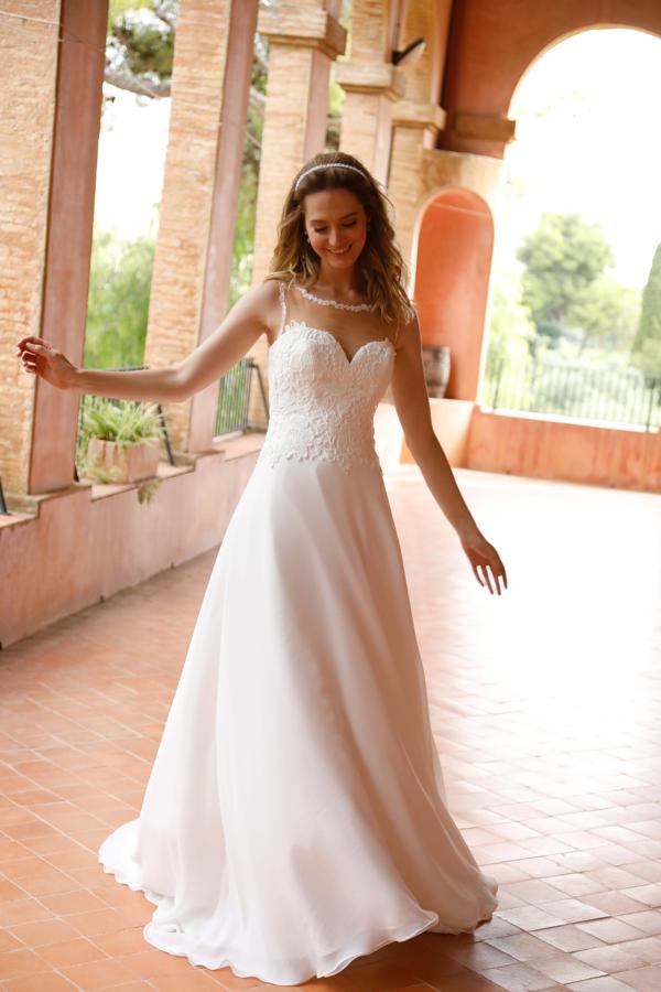 Perfecto para novias clásicas, este vestido de novia de Venca con escote corazón, cuerpo de encaje y falda de crepe cuesta 179.99 euros.