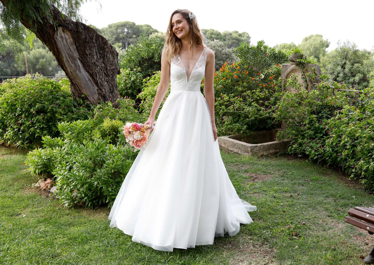 Venca lanza su primera colección de novias en la primavera 2020, y lo hace con diseños 'low cost' como este con cuerpo joya, escote en uve y favorecedora falda princesa por 199.99 euros.