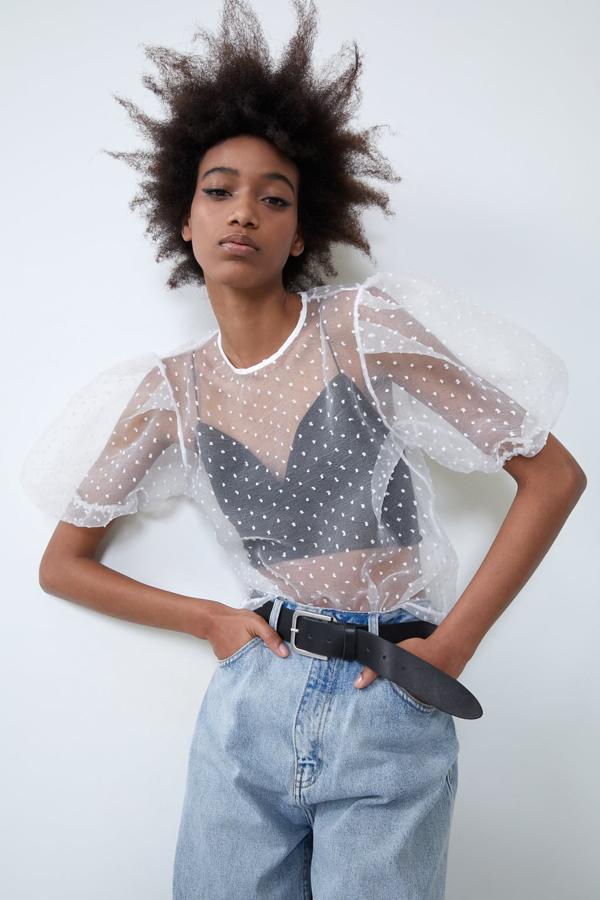 Otra de las apuestas por las transparencias en Zara es este top de plumeti con manga abullonada por debajo del codo y escote redondo. Está disponible en blanco y en negro y cuesta 15,95 euros.