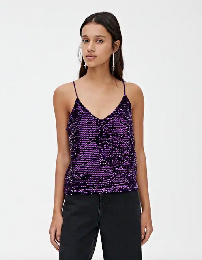 Otro de los tops de Pull&Bear ideales para un look de fiesta es este de tirantes finos y lentejuelas en color morado, con escote redondo. Tiene un precio de 17,99 euros y se ha agotado en la talla XL.