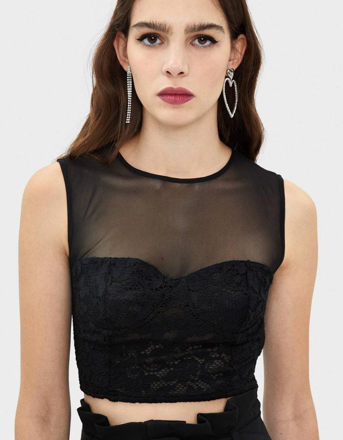 Con el escote y los hombros en tejido transparente, este top sin mangas de Bershka tiene un precio de 15,99 euros.