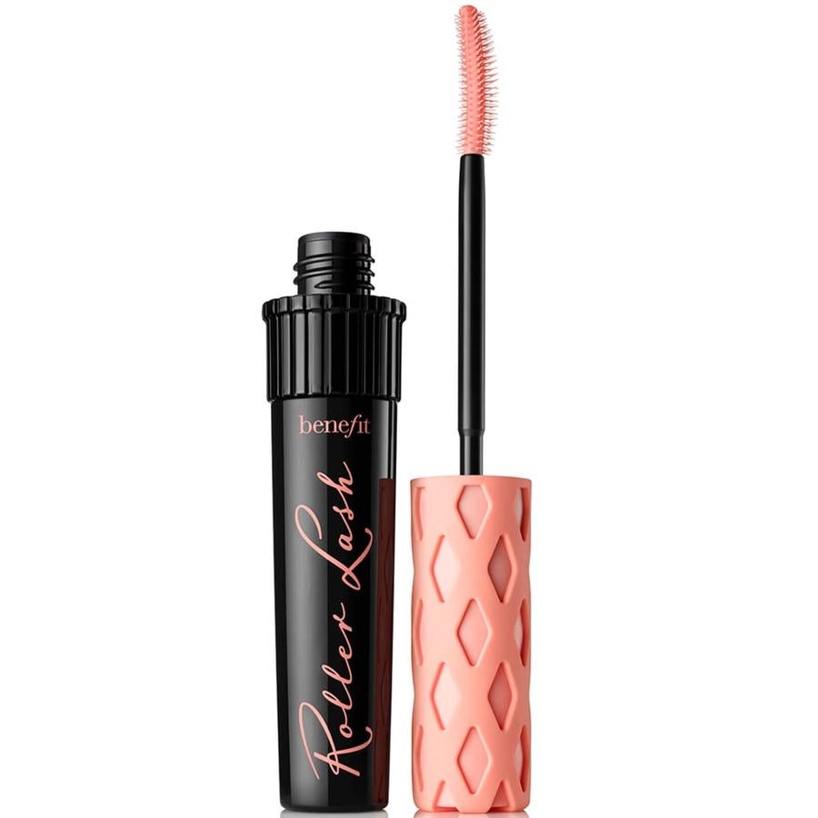 Una de las máscaras preferidas por las influencers, la Roller Lash de Benefit, es también un producto esencial para los más profesionales. Su capacidad para agregar longitud y rizo a las pestañas está entre sus mayores virtudes pero los más fanáticos dicen que lo hace todo. En Amazon cuesta 26 euros más gastos de envío.