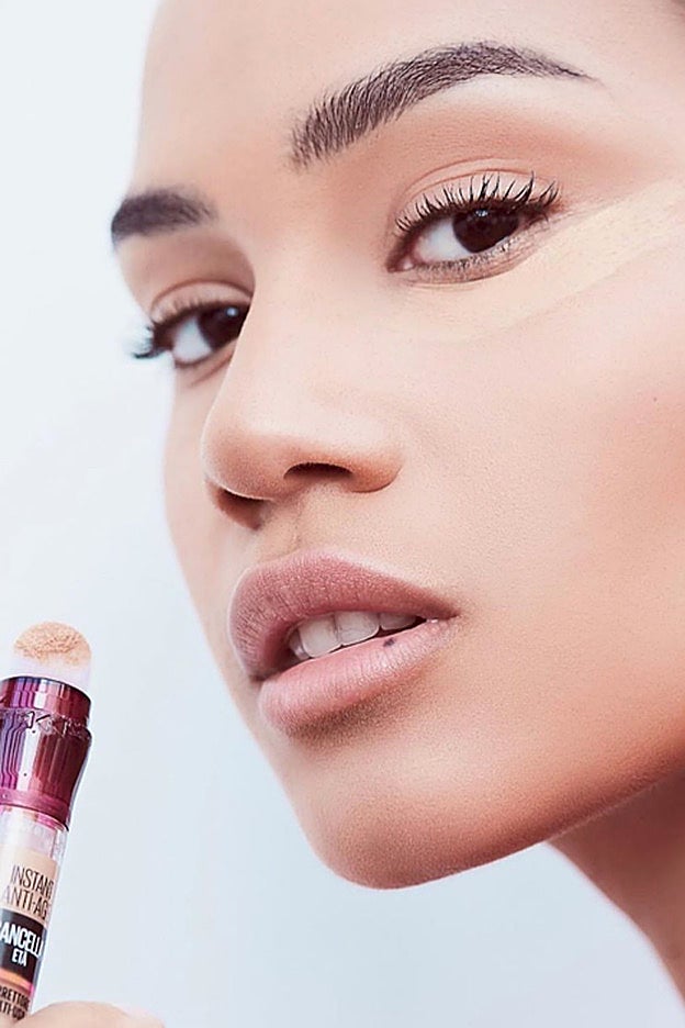 El corrector de ojeras ha de tener un tono o dos más claros que el de la piel.