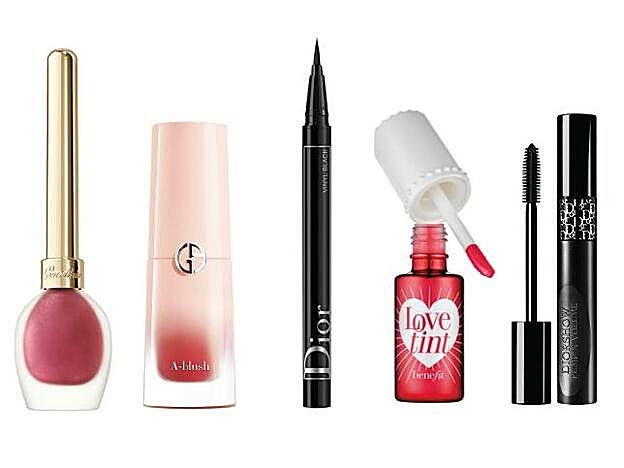 1. Eyeliner Líquido Metallic-to-Glitter Edición Limitada en tono Burgundy de Guerlain (42,40 €). 2. Neo Nude A Blush en tono nº 53 de Giorgio Armani Beauty (c.p.v.). 3. Diorshow On Stage Eyeliner de Dior (35 €). 4. Tinte para labios y mejillas Love Tint de Benefit (19,50 €). 5. Máscara Diorshow Pump'n Volume de Dior (35 €).