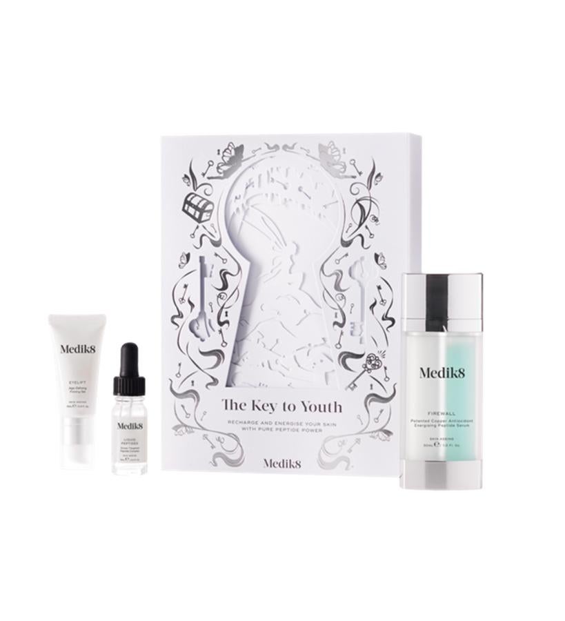 Un set para el cuidado de la belleza que se inspira en un cuento clásico para irse a dormir. En su interior, la llave de la juventud en formato mini: el tratamiento ultrahidratante Liquid Peptides, el antioxidante de Copper Peptides y el contorno de ojos Eyelift Peptides. Por la mañana te despertarás con una belleza casi mágica.  The Key to Youth de Medik8  (125 €).