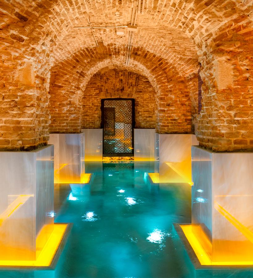 Si no te puedes ir de vacaciones, date el gran gustazo sin salir de España. Pocos regalos, o autorregalos, son tan agradecidos como este. En pleno centro de la capital se encuentra un verdadero paraíso, un oasis de la tranquilidad. Relájate en el cálido hammam de este spa, donde se ha cuidado hasta el más exquisito detalle, en su sauna o en la piscina de las antiguas carboneras de la Plaza Mayor de Madrid. Y si quieres un plus, acompáñalo de un buen masaje. ¡De 10!  Spa & Wellness Hotel Pestana Plaza Mayor .