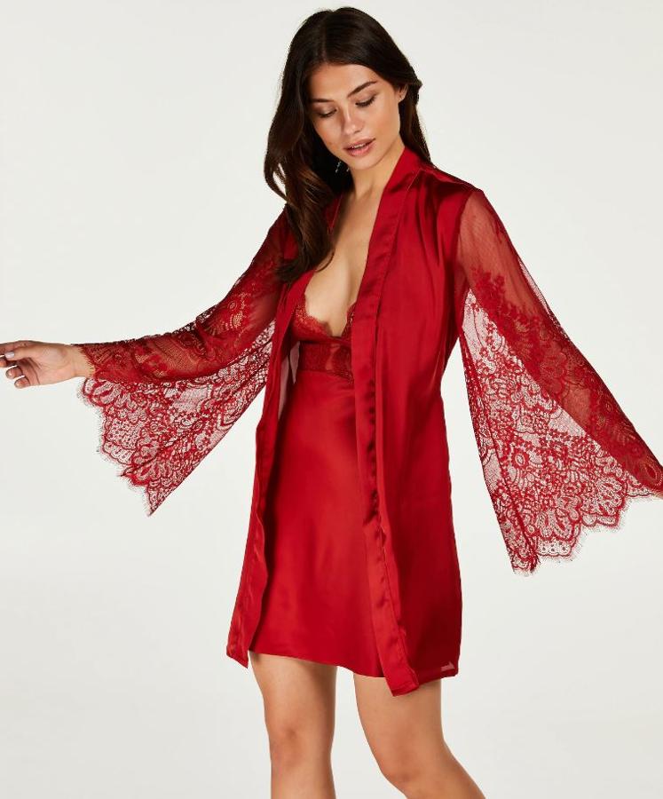 Vestido combinación rojo (34,99 euros) con kimono con encaje a juego (39,99 euros) de Hunkemoller.