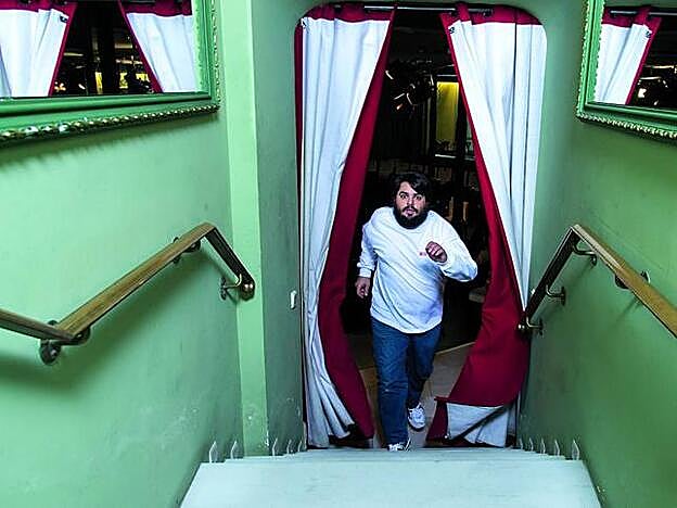 Brays Efe protagoniza un monólogo en el teatro.