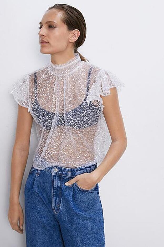 Esta es otra opción de lentejuelas blancas de Zara, pero de manga corta (29,95 euros).