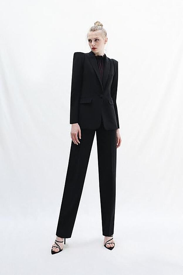 La americana del traje que lleva Vicky Martín Berrocal es el modelo Jenara de Victoria y cuesta 390 euros.