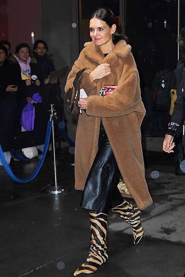 La actriz, a su llegada al evento con el abrigo peluche en camel.