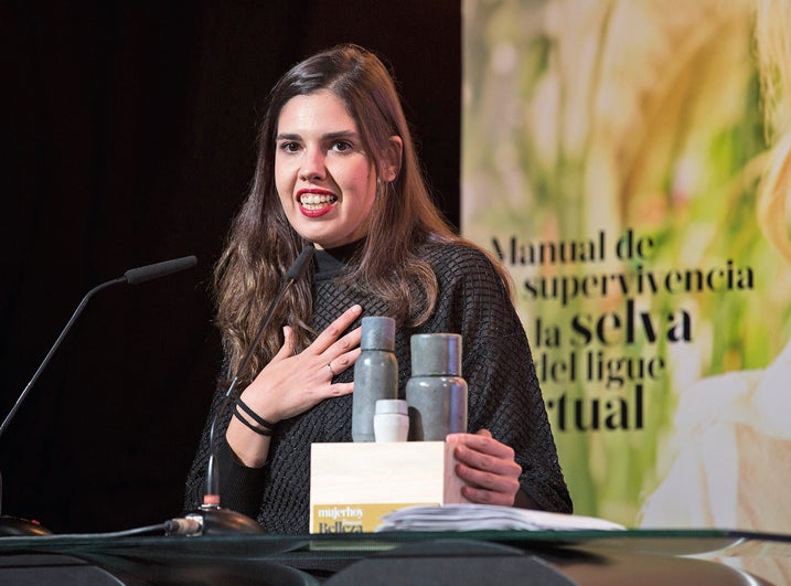 Clara Gómez, brand manager de Honest Beauty Spain, recibe el Premio Especial Clean Beauty otorgado a la firma, que se vende en exclusiva en Douglas.