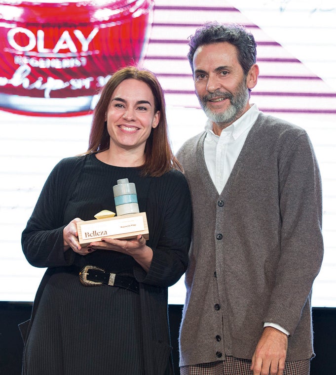 Gervasio Pérez, director de Moda y Belleza de Mujerhoy hace entrega a Blanca Bueno, responsable de Comunicación de Olay, el Premio Tratamiento Facial Diario por Regenerist Whip de Olay.