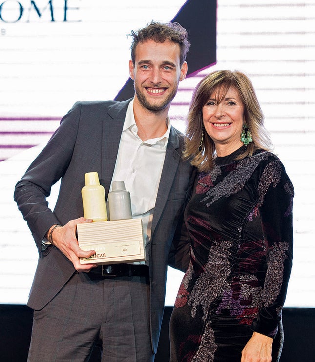 Alberto Coach, jefe del grupo de Perfume y Maquillaje de Lancôme, recibe el Premio Perfume Revelación por Idôle de manos de Liliana Maguregui, de CMVocento.