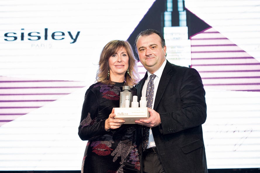 Álvaro Artiach, director general de Sisley, recibe el Premio Cabello Styling de manos de Liliana Maguregui, directora comercial Revistas CMVocento.