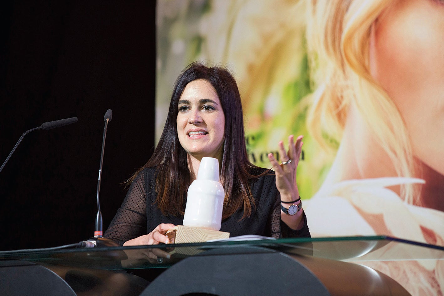 Olga Seisdedos Piñel, directora Marketing Garnier, con el Premio Cuidado del Cabello para Original Remedies La Mascarilla-Leche Miel Reparadora de Garnier.