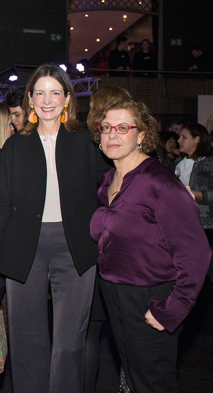 La pintora Paula Varona con Mª José Barrero, subdirectora de Mujerhoy.