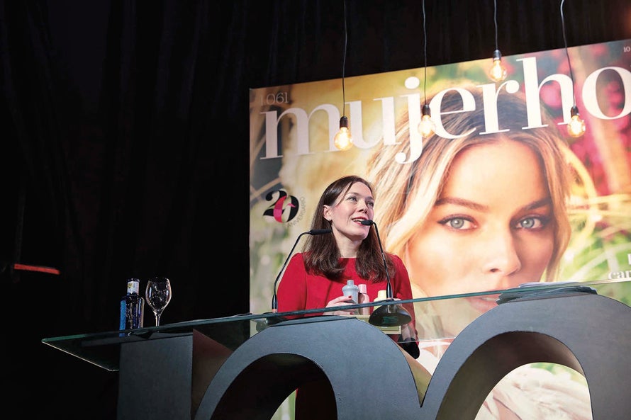 Virginie Hochard, jefa de Producto de Tratamiento, recibe el Premio Sérum para Super-Aqua Serum de Guerlain.