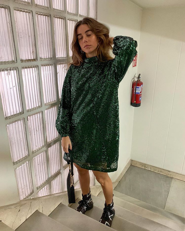 Mini, ancho, de manga larga y con cuello cisne. Julieta Padrós ha dado con el vestido de lentejuelas más elegante y sofisticado de todo H&M. (39,99 euros).