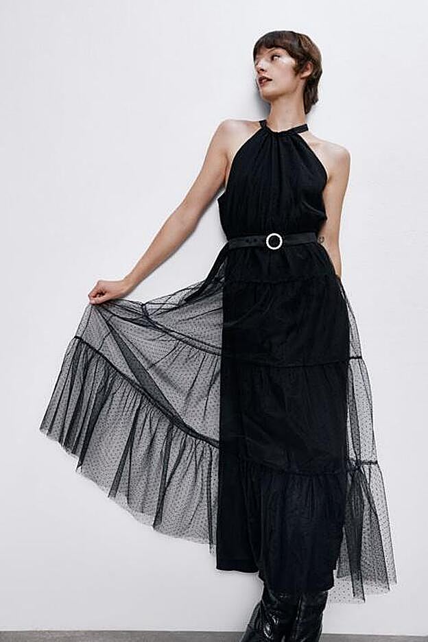 El tul convierte un vestido negro normal en una prenda especial