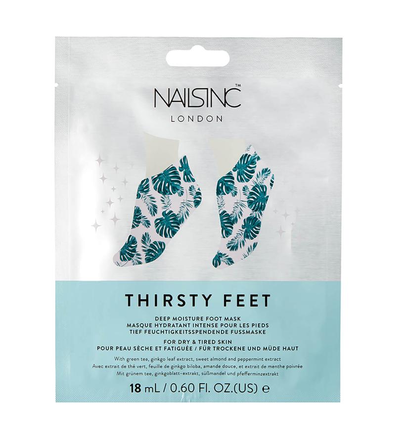 Cura los pies secos y cansados con esta mascarilla de pies superhidratante que logra unos pies sedosos, suaves y flexibles. Contiene una nutritiva mezcla de té verde, extracto de hoja de ginkgo, almendra dulce y menta, esta esencia de cuidado hidrata y nutre profundamente la piel, al mismo tiempo que aporta una sensación refrescante. (10,95 €).