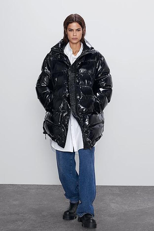 Plumífero oversize de color negro brillante: un comodín en el armario.