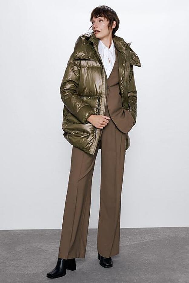 Un plumífero que no pasa inadvertido por su color caqui metalizado.