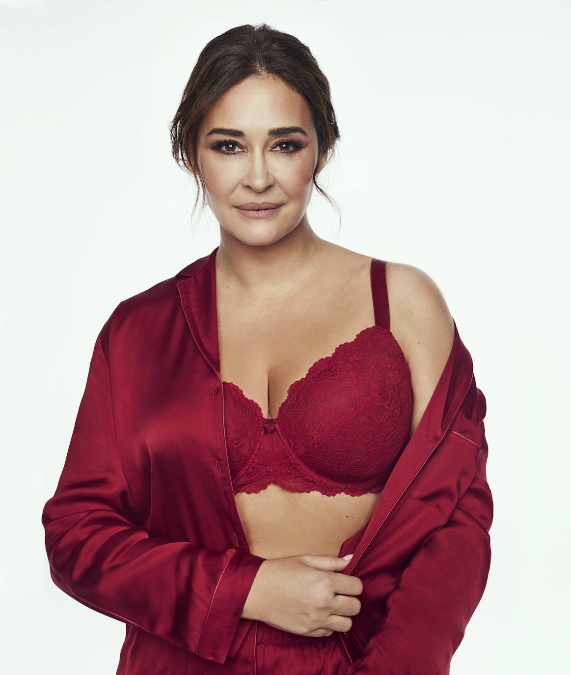 Vicky Martín Berrocal posa súper sexy con el sujetador Mina en rojo Navidad (49.90 euros), la estrella de Vera, la colección de Intimissimi para mujeres reales con cuerpos verdaderos que incluye tallas hasta la copa F.