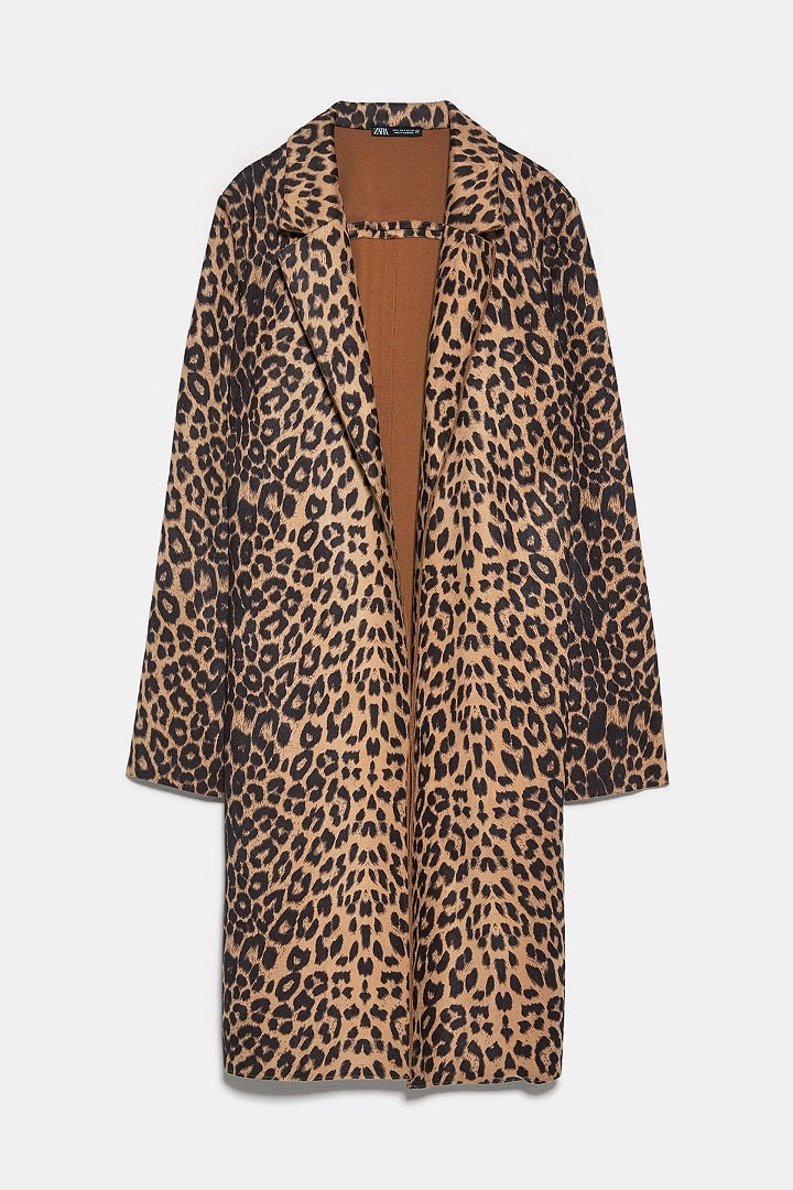 Abrigo recto con animal print, de Zara.