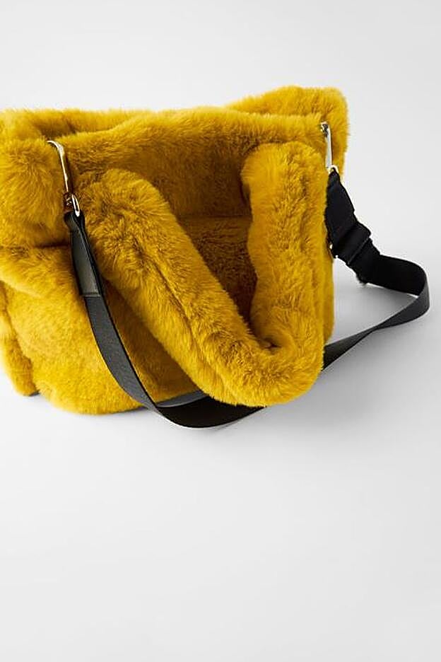 El asa extraíble del bolso viene en color negro.