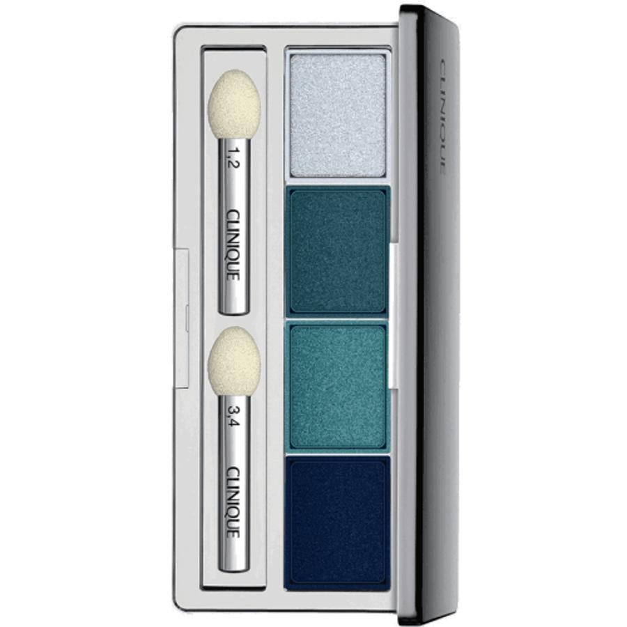 Clinique ha sacado al mercado seis paletas diferentes con cuatro tonos cada una, pero nos quedamos con esta, ideal para acompañar esas prendas azules que ahora son tendencia. En Douglas puedes encontrarla por 34,95 euros.