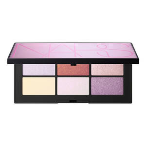 Con esta paleta de 12 sombras de ojos en tonos rosas y todo tipo de acabados puedes crear infinitos looks de día y de noche. Del beige al berenjena pasando por el coral metalizado, esta paleta de NARS tiene un precio de 56,55 euros y está en Sephora.