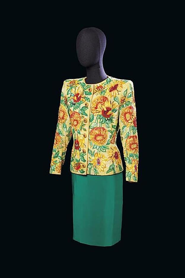 Esta es la famosa chaqueta de Yves Saint Laurent inspirada en el famoso cuadro de Van Gogh.